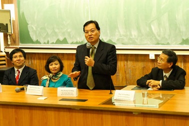 Hội SVVN tại Lyon giao lưu với Đoàn cấp cao Việt Nam 