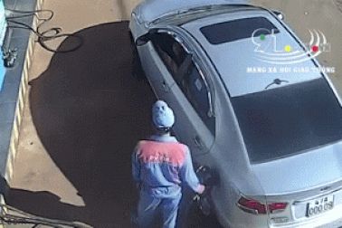 Nguyên hiệu trưởng thả tiền xuống đất khi đổ xăng vì… sợ lây Covid-19