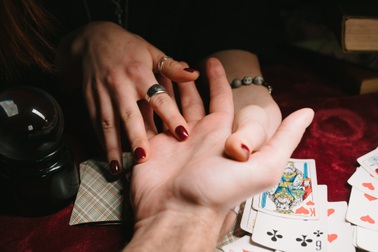 Bi hài xem bói: Hái lá luận giải, lợi dụng trầm khổ "phán"... trùng tang