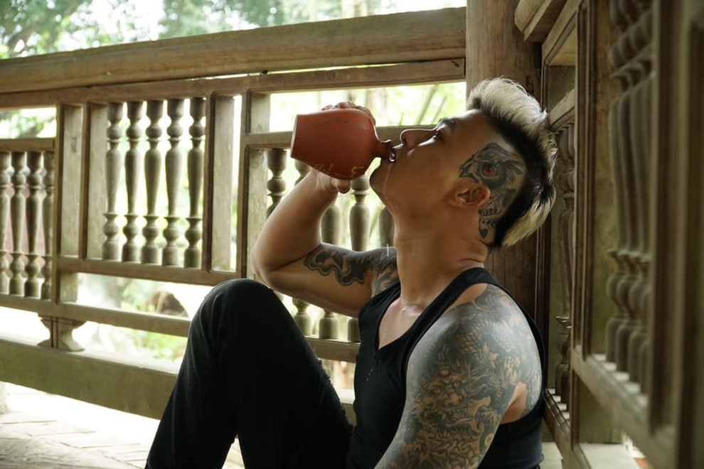 Diễn viên Duy Hưng liên tục xin lỗi bạn diễn vì cảnh quay đáng nhớ - 2