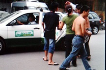 Nổ bếp gas du lịch ngay trên bàn nhậu 