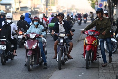Xe máy nối đuôi chạy ngược chiều để đi tắt ở TPHCM