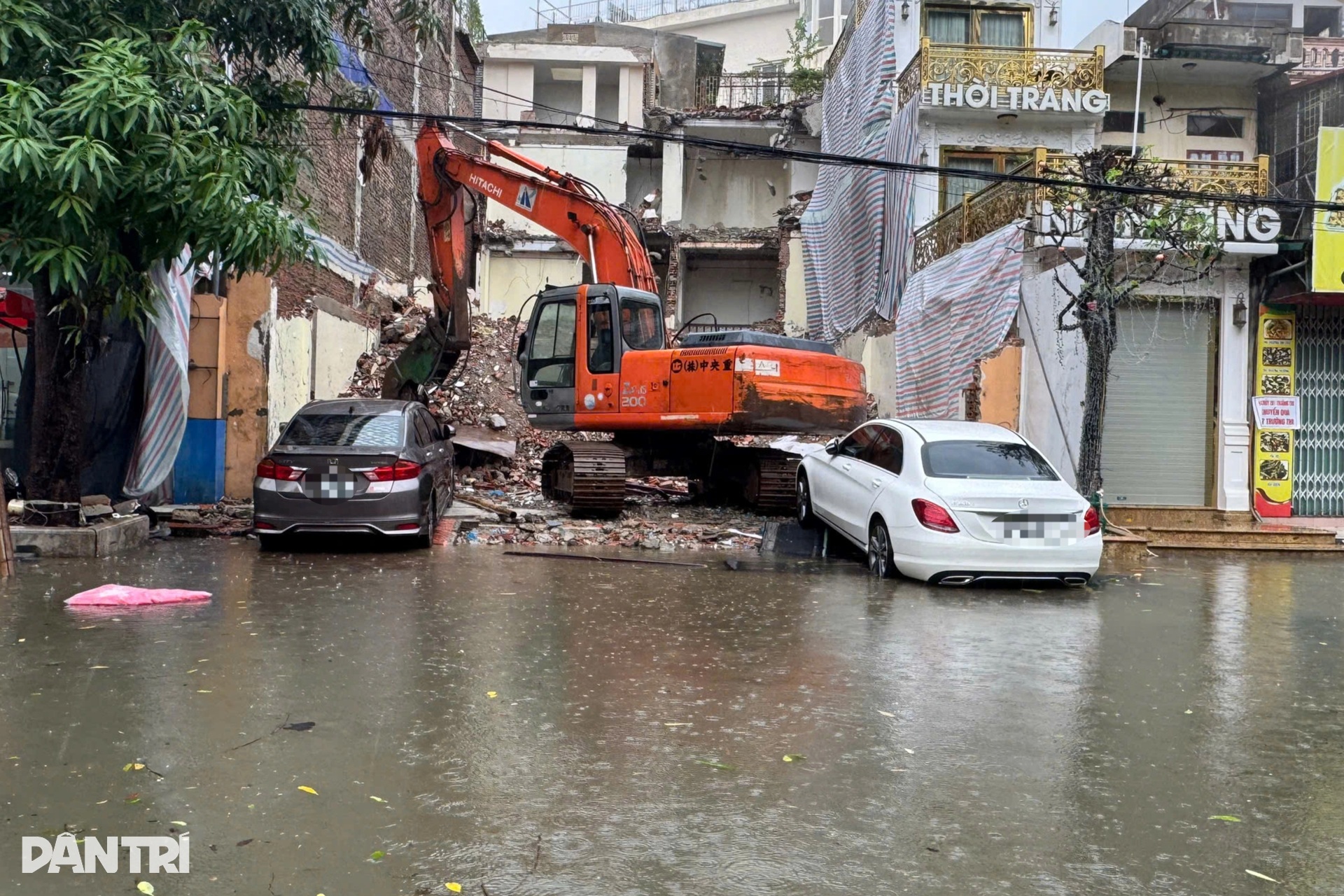 Đường phố Thanh Hóa ngập như sông, ô tô chết máy la liệt - 3 Đường phố Thanh Hóa ngập như sông, ô tô chết máy la liệt - 3