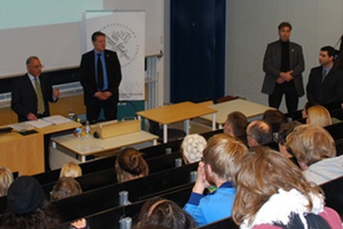 Đại sứ Israel tại Thụy Điển bị ném giày