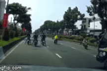 Quái xế liên tiếp chặn đường để đua tốc độ ở Sài Gòn