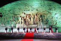 Thủ tướng khánh thành tượng đài "Bác Hồ với nông dân Việt Nam"