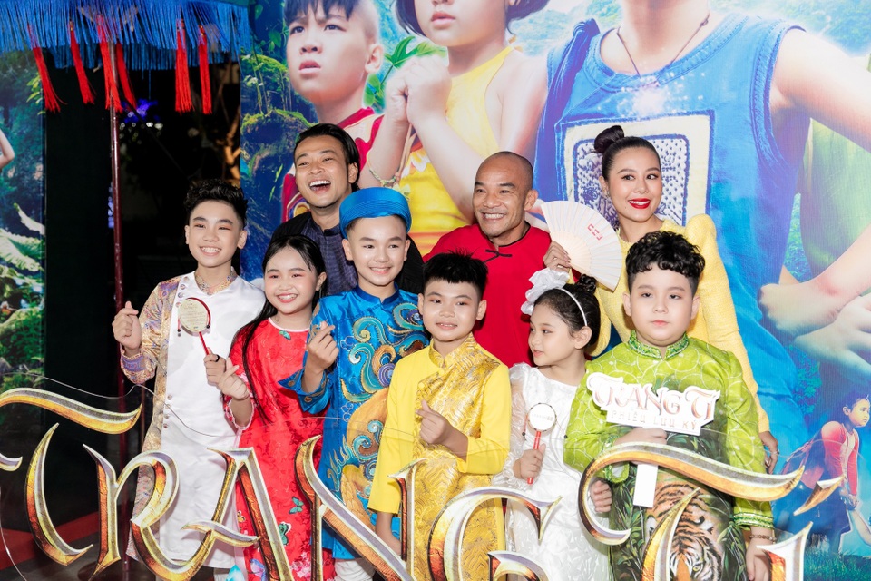 Vợ chồng Xuân Lan cùng dàn mẫu nhí chúc mừng phim Trạng Tí - 2 Vợ chồng Xuân Lan cùng dàn mẫu nhí chúc mừng phim Trạng Tí - 2