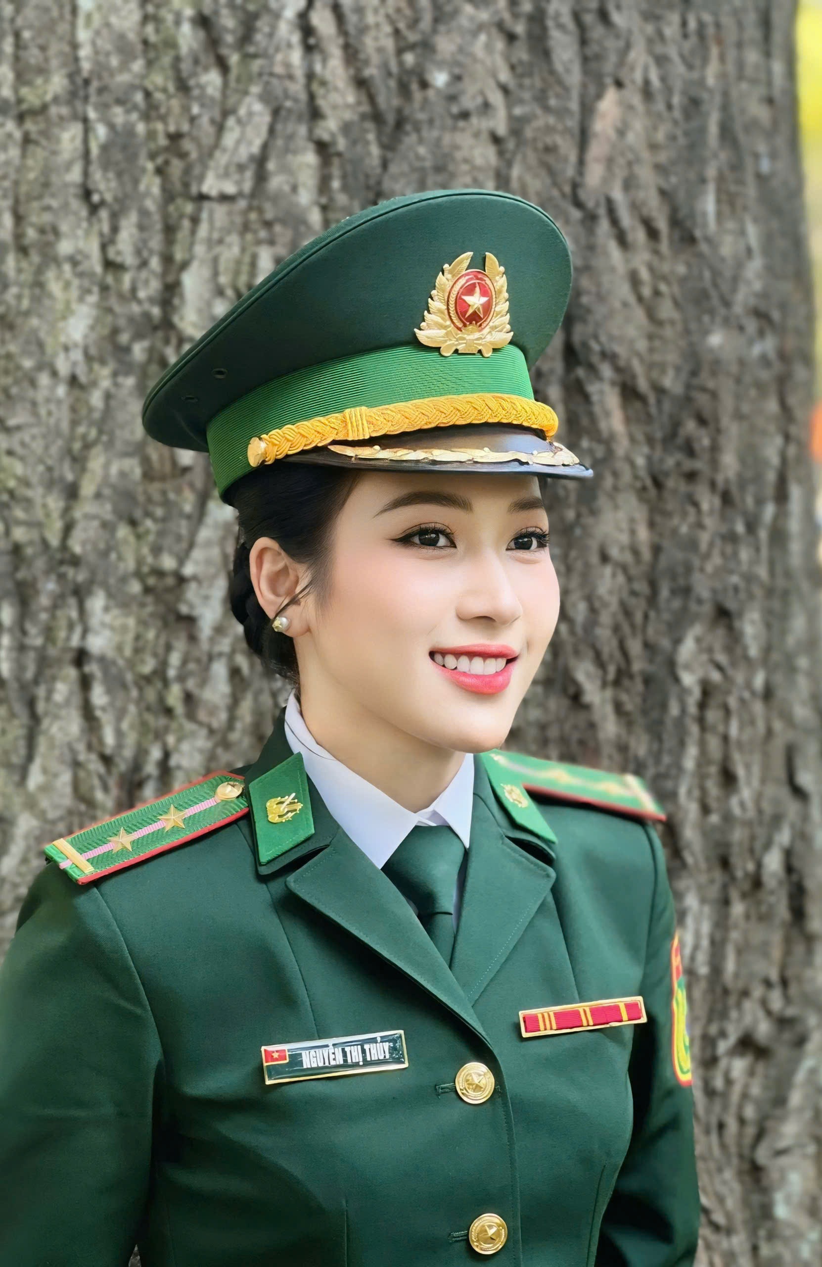 Nữ trung úy xinh đẹp gây sốt tại Dinh Độc Lập là ai? - 2 Nữ trung úy xinh đẹp gây sốt tại Dinh Độc Lập là ai? - 2