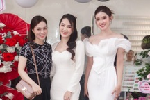 Á hậu Huyền My thân thiết với Thụy Vân và vợ NSND Công Lý