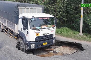 Xe tải sụp "hố tử thần" ở TPHCM