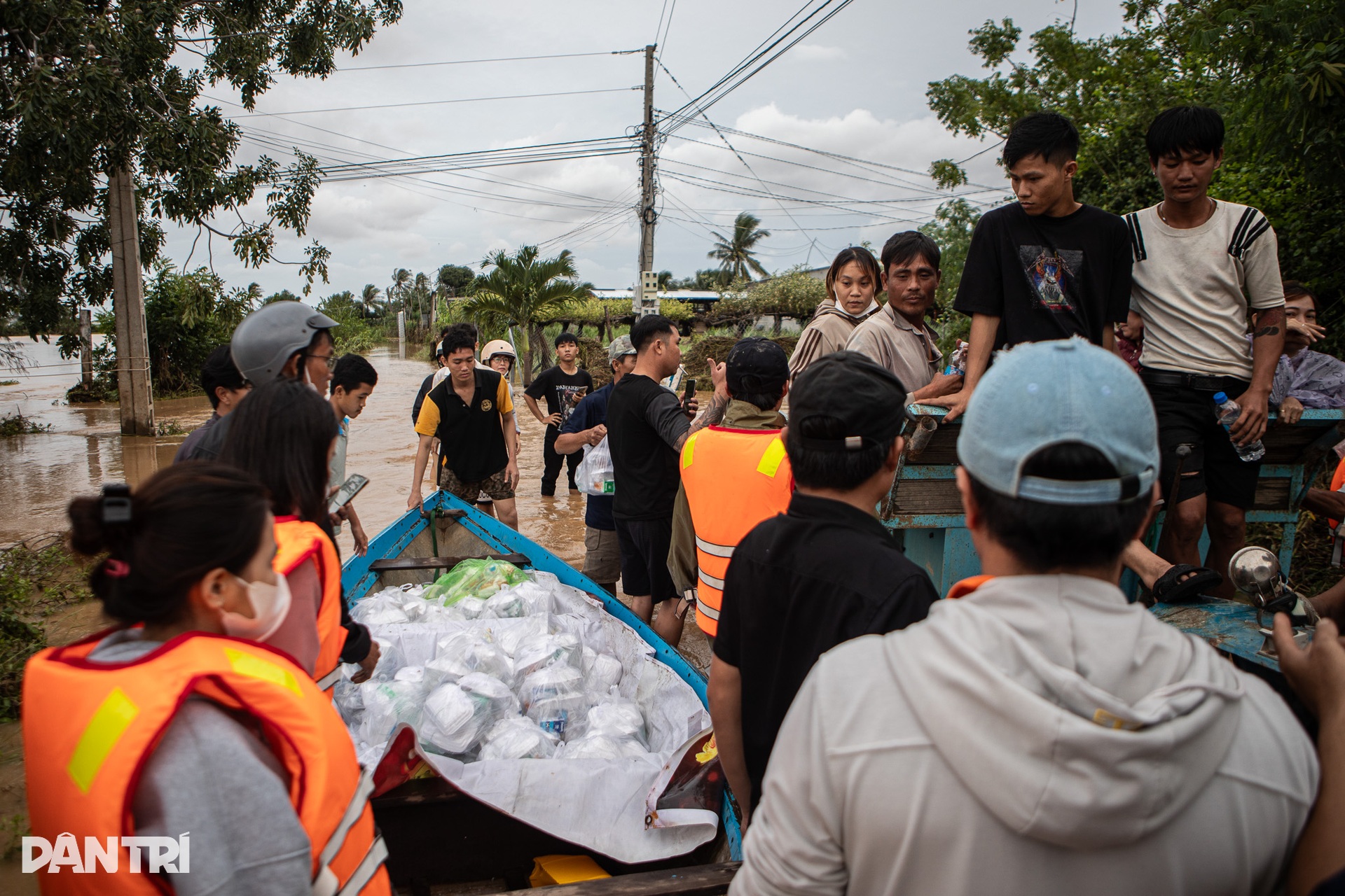 Cuộc sống hai không của người dân Phan Rang trong ngày thứ 5 chống lũ - 9