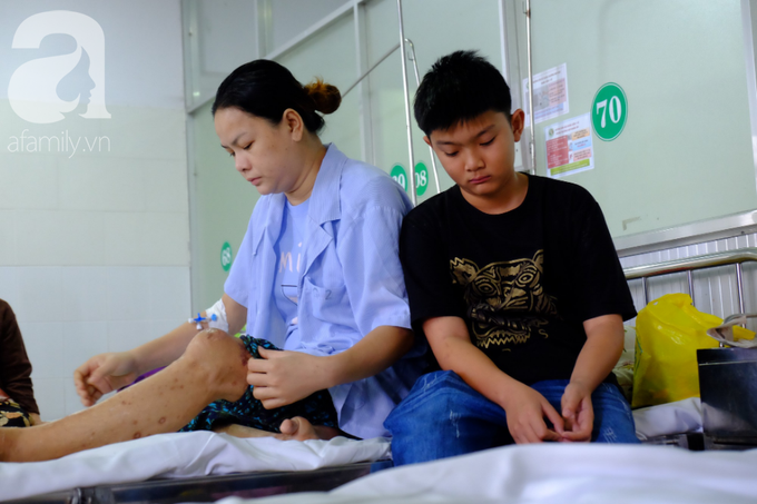 Thương cảnh bé trai 12 tuổi xin nghỉ học, một mình chăm sóc mẹ bị ung thư buồng trứng, tiểu đường nặng trong viện - Ảnh 7. Thương cảnh bé trai 12 tuổi xin nghỉ học, một mình chăm sóc mẹ bị ung thư buồng trứng, tiểu đường nặng trong viện - Ảnh 7.