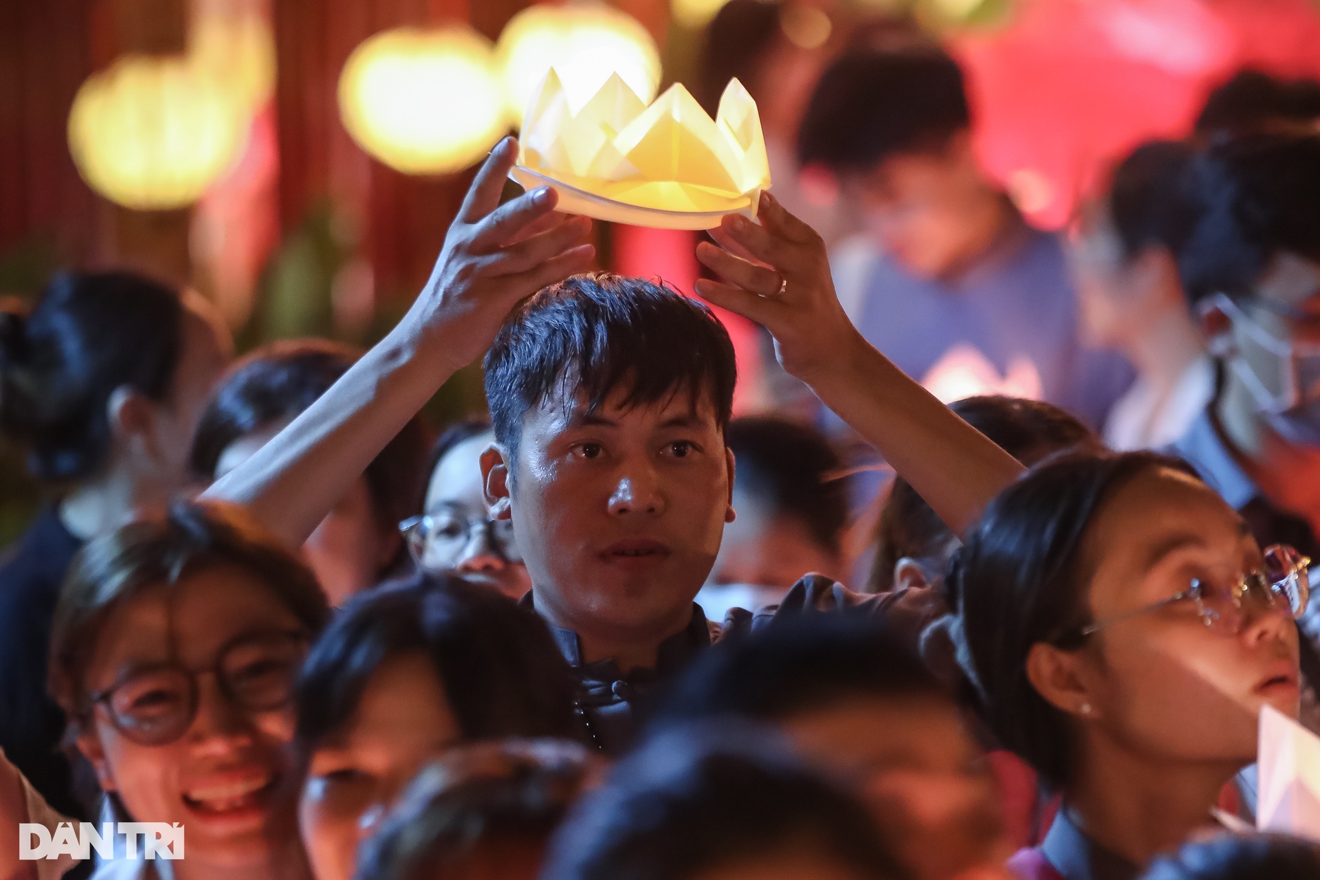 Hàng nghìn người dân ở TPHCM thả hoa đăng mừng Phật đản - 11 Hàng nghìn người dân ở TPHCM thả hoa đăng mừng Phật đản - 11