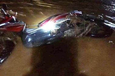 Nữ cán bộ trạm y tế bị lũ cuốn tử vong trên đường về nhà