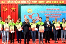 Thường trực Ban Bí thư Trần Quốc Vượng tặng quà tại Thái Bình