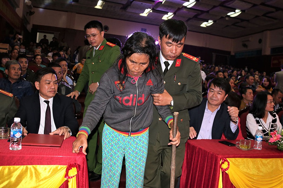 Ấm tình Xuân đêm giao lưu ủng hộ dân nghèo Hà Tĩnh đón Tết - 15 Ấm tình Xuân đêm giao lưu ủng hộ dân nghèo Hà Tĩnh đón Tết - 15