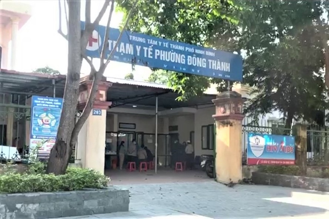 Hai nhân viên y tế phường thu phí xét nghiệm Covid-19 giá cắt cổ - 1 Hai nhân viên y tế phường thu phí xét nghiệm Covid-19 giá cắt cổ - 1