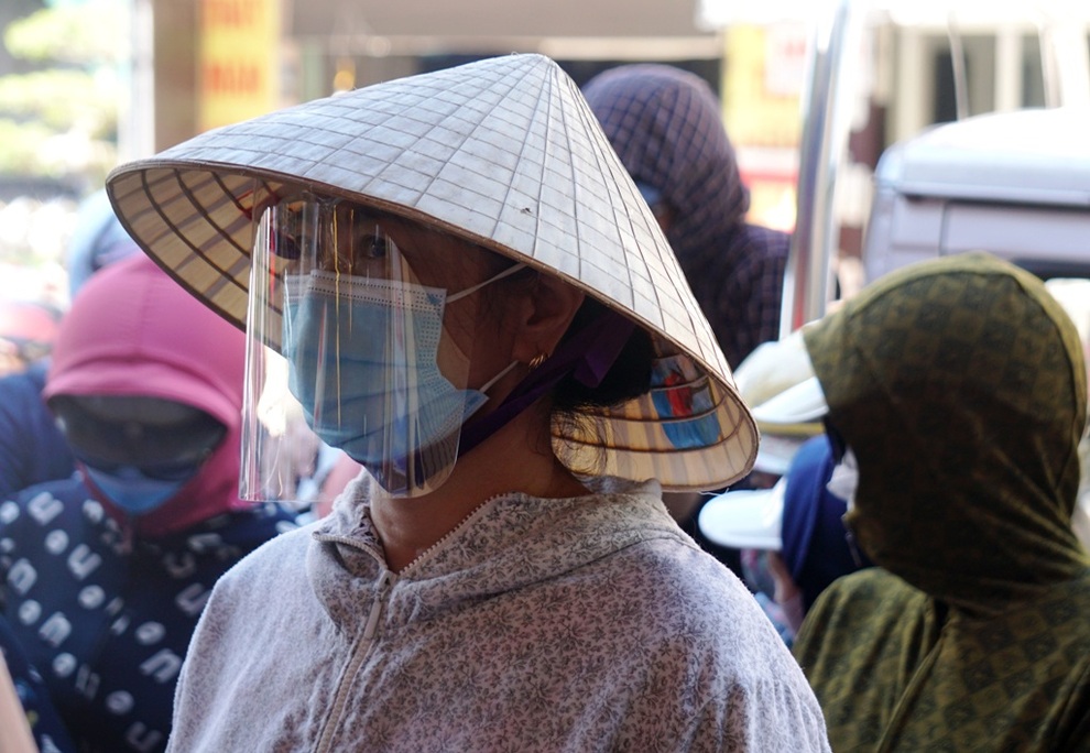 Người dân chen chúc mua bánh trung thu, chủ tiệm phải lập rào chắn - 8 Người dân chen chúc mua bánh trung thu, chủ tiệm phải lập rào chắn - 8