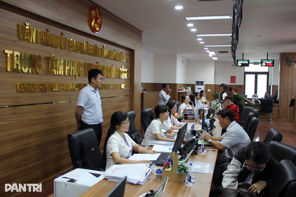 94,5 tỷ đồng dành cho 4 phó giám đốc sở, 95 cán bộ nghỉ hưu sớm, thôi việc - 1 94,5 tỷ đồng dành cho 4 phó giám đốc sở, 95 cán bộ nghỉ hưu sớm, thôi việc - 1