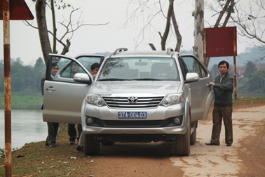 “Phớt lờ” lệnh cấm, xe công đi hội đền Quả Sơn