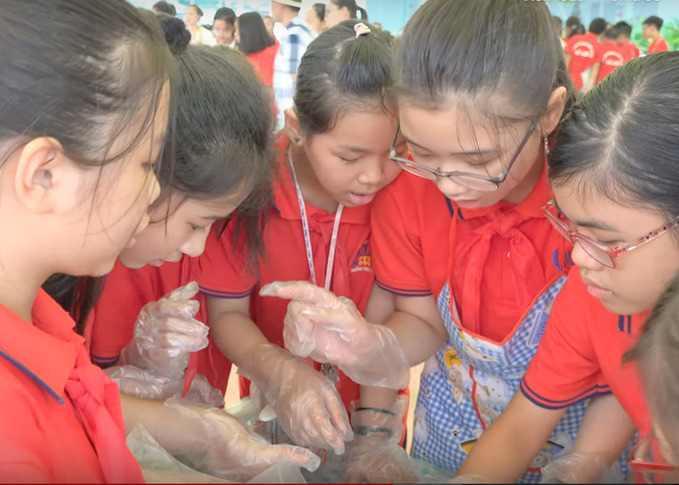 Hà Nội: Chia lớp, chia giờ ăn làm 2 ca để đảm bảo khoảng cách cho học sinh - 1 Hà Nội: Chia lớp, chia giờ ăn làm 2 ca để đảm bảo khoảng cách cho học sinh - 1