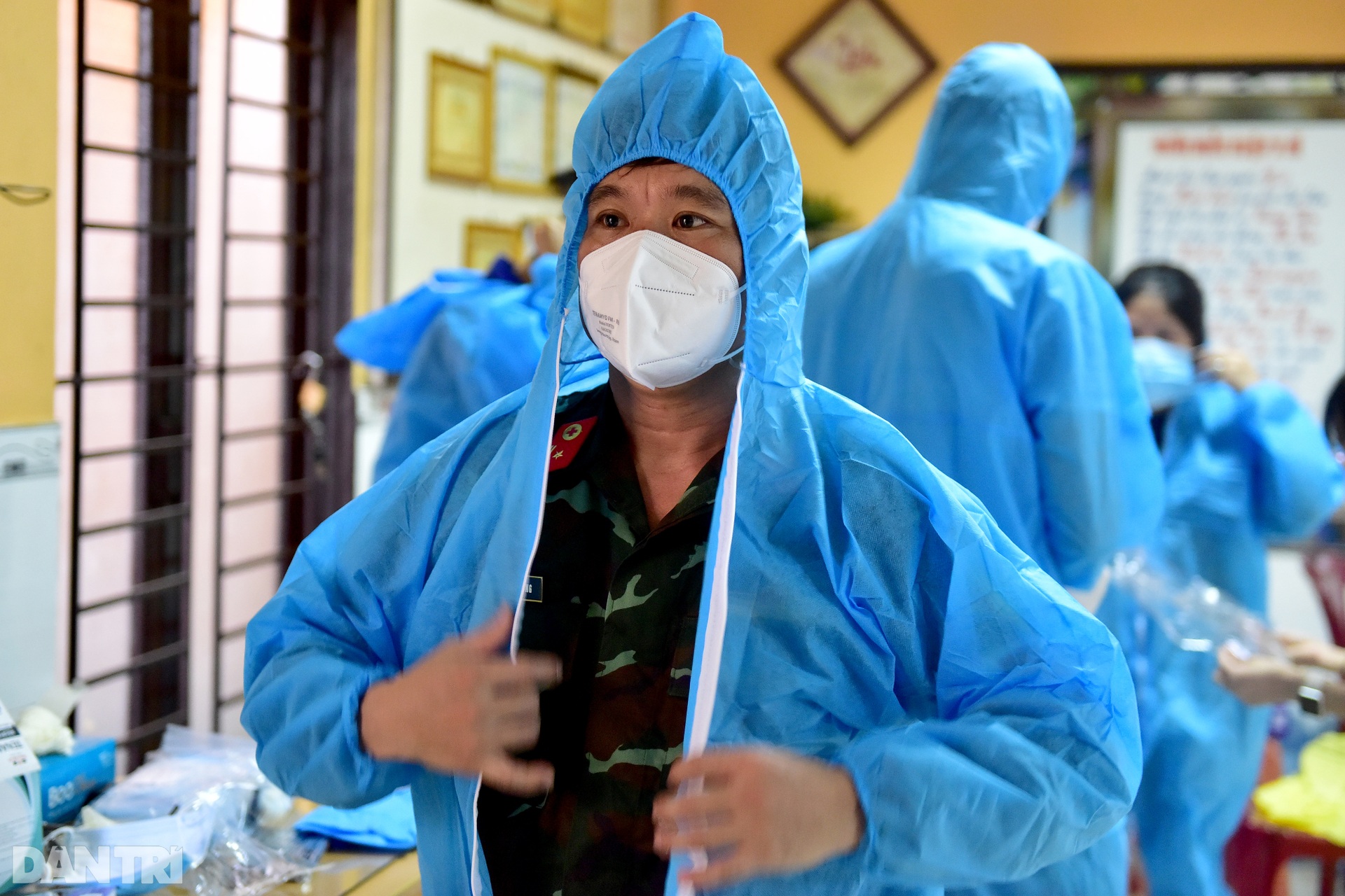 Chiến sĩ Quân y hướng dẫn người dân TPHCM làm test nhanh tại nhà - 2 Chiến sĩ Quân y hướng dẫn người dân TPHCM làm test nhanh tại nhà - 2