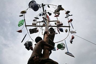 Lễ hội trèo cau bôi mỡ kỳ quặc ở Indonesia