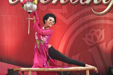 Hoa khôi Đà Nẵng gây ấn tượng với màn múa dân gian