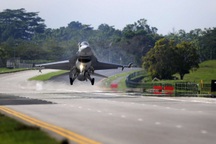 Ukraine dùng cao tốc để xuất kích chiến đấu cơ F-16