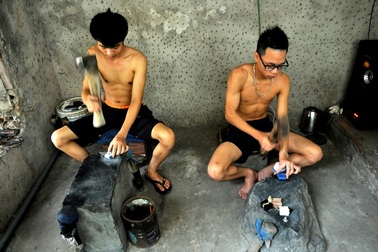 Cả làng mang vàng ra... đập