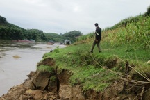 Tuyên Quang: Xua đuổi tàu cát, người dân bị phó chủ tịch xã bắt giữ trái pháp luật?