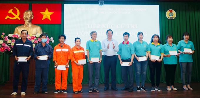 Chủ tịch UBND TP.HCM Phan Văn Mãi trao quà cho công nhân lao động có hoàn cảnh khó khăn. (Ảnh: Thành uỷ TP.HCM).
