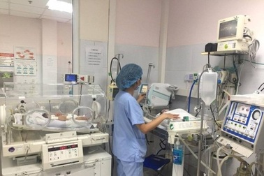 6 trẻ nhiễm khuẩn điều trị viện Nhi Trung ương được tiếp xúc với mẹ
