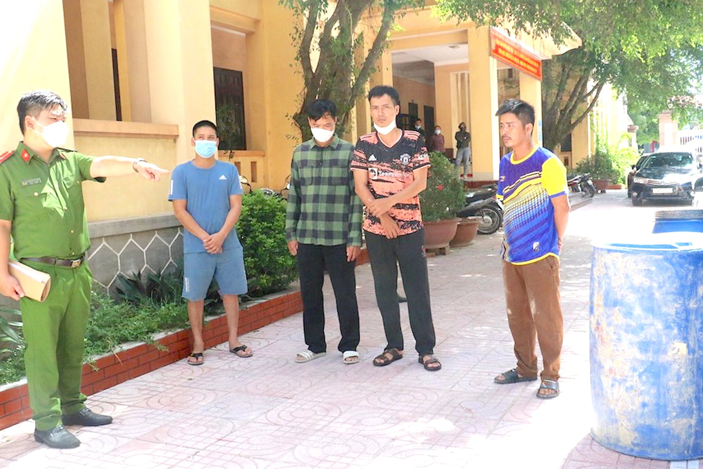Bắt nhóm công nhân trộm dầu trên công trường cao tốc Bắc - Nam - 1 Bắt nhóm công nhân trộm dầu trên công trường cao tốc Bắc - Nam - 1