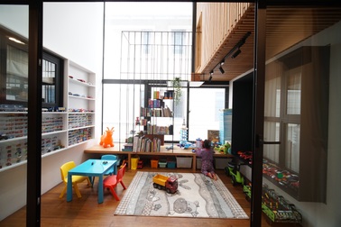 Mùa dịch không ra đường, bố mẹ làm không gian ghép gỗ cho con chơi tại nhà