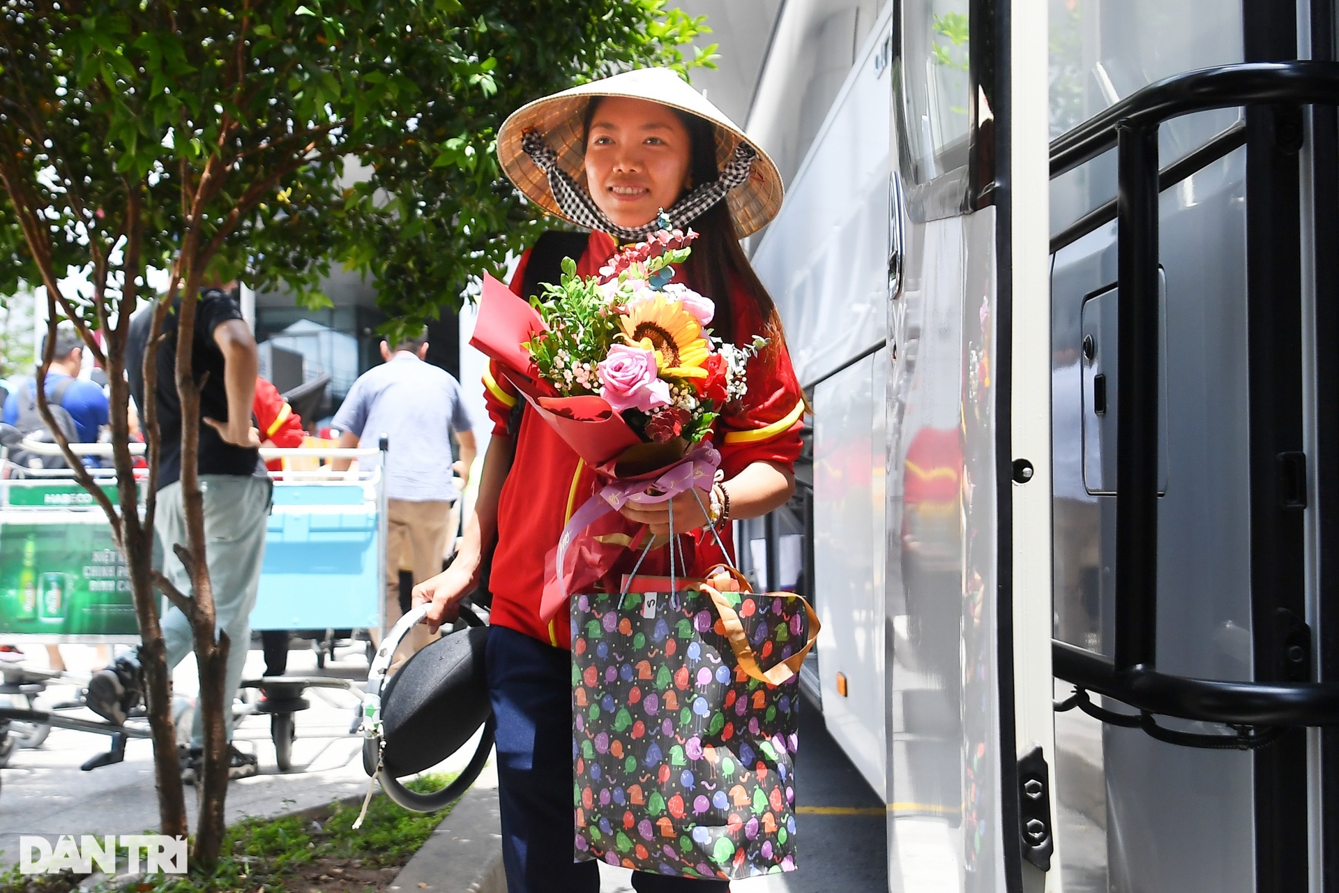 Tuyển nữ Việt Nam rạng rỡ ngày về nước, HLV Mai Đức Chung nhận quà đặc biệt - 15