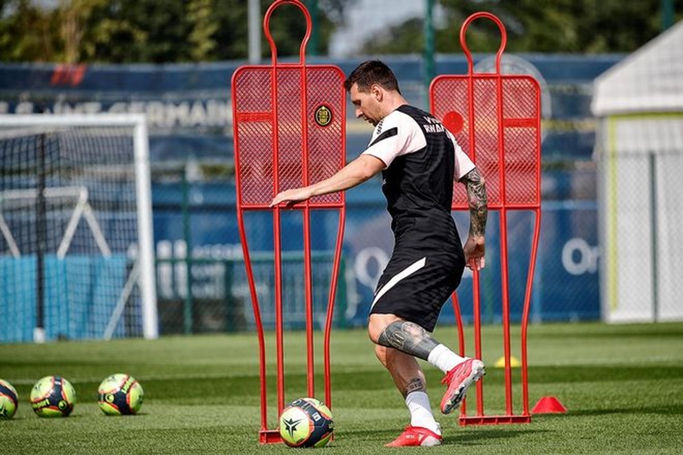 Messi cười tươi rói trong buổi tập đầu tiên với PSG - 12 Messi cười tươi rói trong buổi tập đầu tiên với PSG - 12
