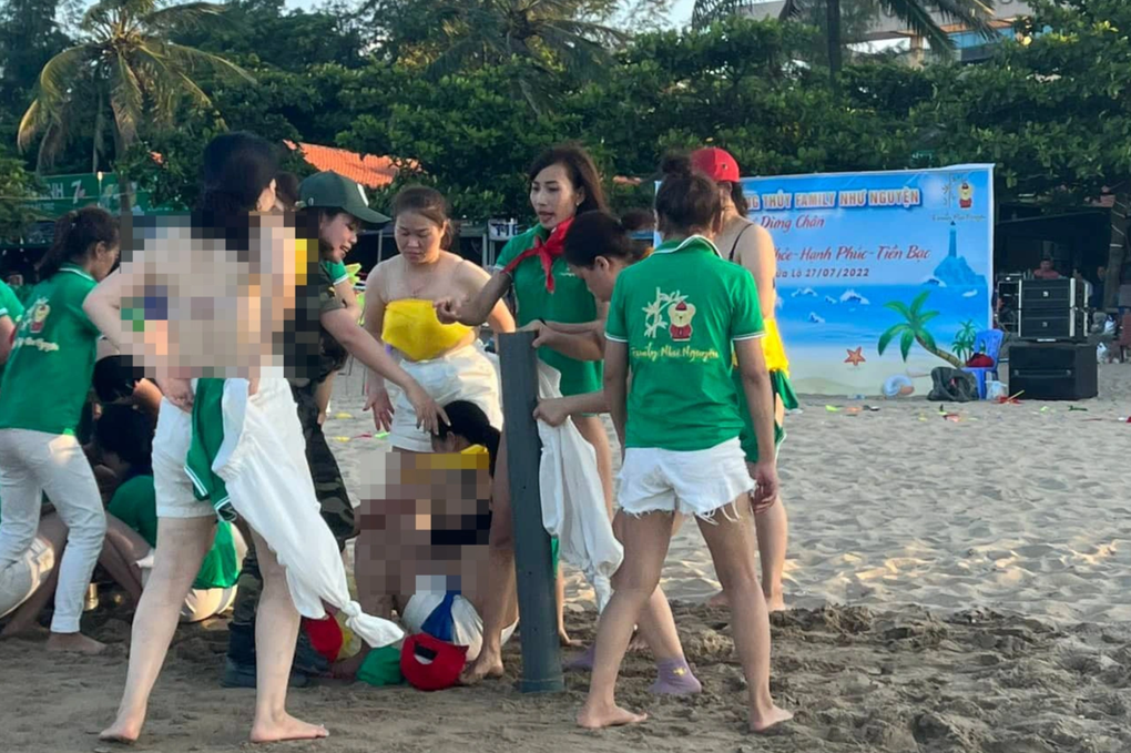Diễn biến mới vụ nữ du khách cởi áo ngực chơi team building tại biển Cửa Lò - 1