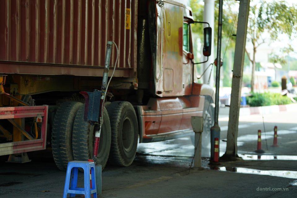 Tài xế ăn ngủ trên xe chờ được thông quan cửa khẩu trong mùa dịch - 9 Tài xế ăn ngủ trên xe chờ được thông quan cửa khẩu trong mùa dịch - 9