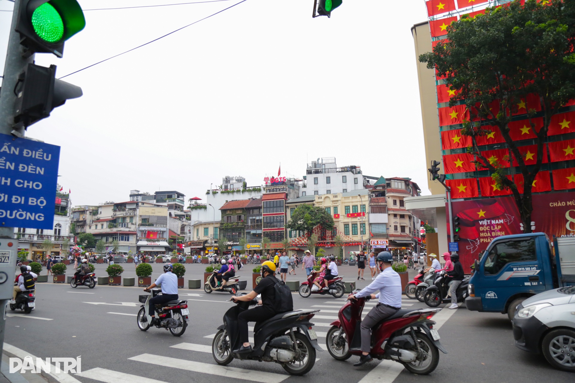 Cảnh sát phát loa, phân luồng tại Quảng trường Đông Kinh - Nghĩa Thục - 3 Cảnh sát phát loa, phân luồng tại Quảng trường Đông Kinh - Nghĩa Thục - 3