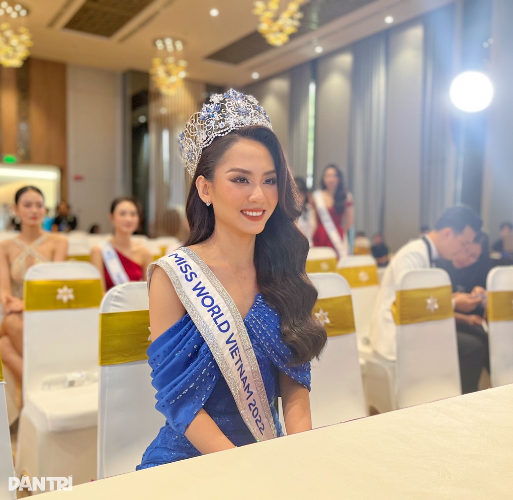 Hoa hậu Mai Phương lọt thỏm khi đứng cạnh Á hậu 1, vì sao vẫn đăng quang? - 3