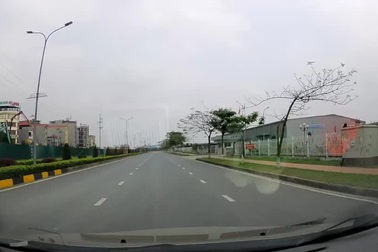 Sang đường trước mũi ôtô - Hiểm hoạ cho cả hai