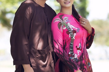 Vợ chồng ‘ông bầu’ Minh Chánh đẹp truyền thống với áo bà ba