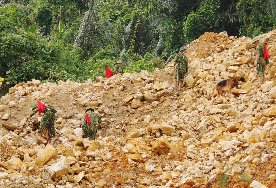 Xem chó nghiệp vụ tìm kiếm nạn nhân mất tích ở Rào Trăng 3 - 3 Xem chó nghiệp vụ tìm kiếm nạn nhân mất tích ở Rào Trăng 3 - 3
