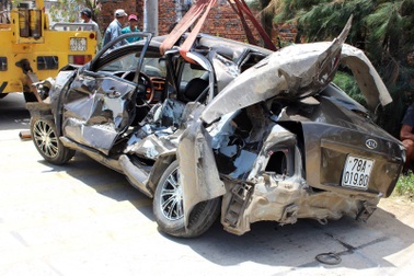 Tàu hỏa tông ô tô, 2 người thoát chết thần kỳ