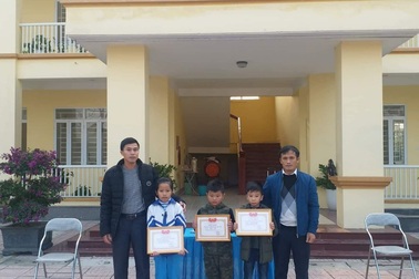 Tuyên dương ba học sinh tiểu học trả lại gần 30 triệu đồng cho người đánh rơi