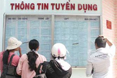 Tuyển bằng hay tuyển người? 