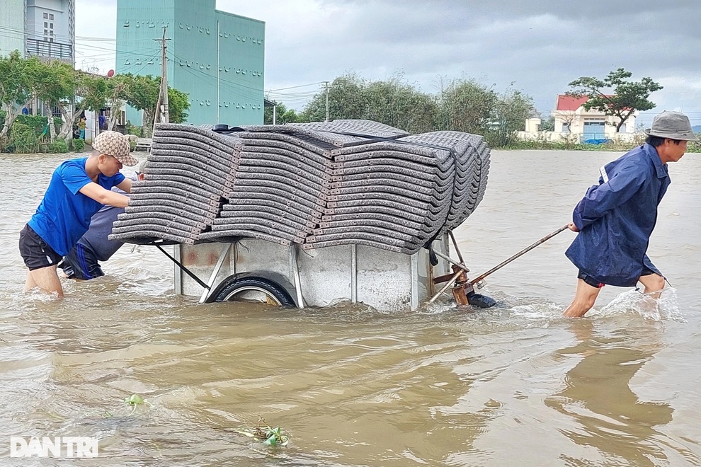 Nước lũ ngập mênh mông, đất đá bịt kín đường sau nhiều ngày mưa lớn - 1 Nước lũ ngập mênh mông, đất đá bịt kín đường sau nhiều ngày mưa lớn - 1