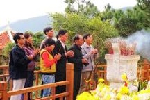 Hàng ngàn người đến viếng mộ Đại tướng ngày lễ thất tuần