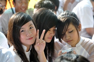 Nữ sinh Chu Văn An xinh xinh trong nắng khai trường